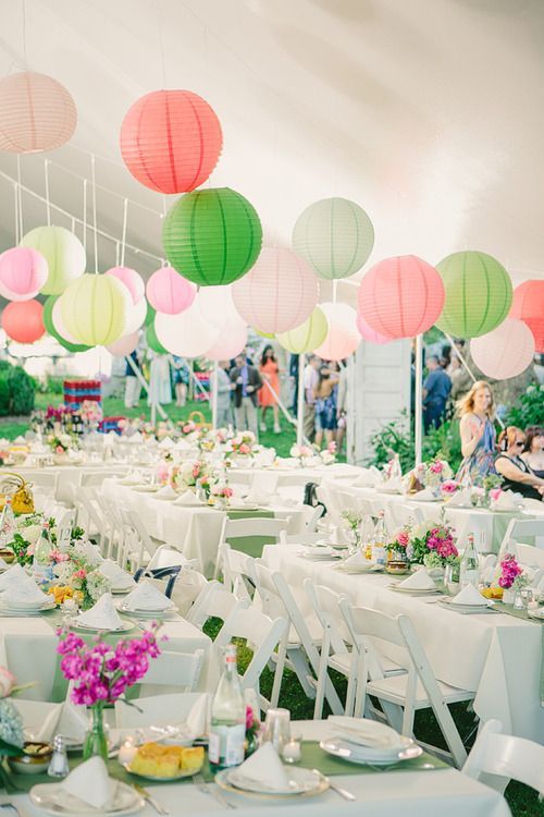 boules papier colorées dans une tonnelle jardin pour une décoration mariage exterieur