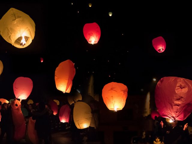 Résultat de recherche d'images pour "lacher de lanterne bayonne 2017"