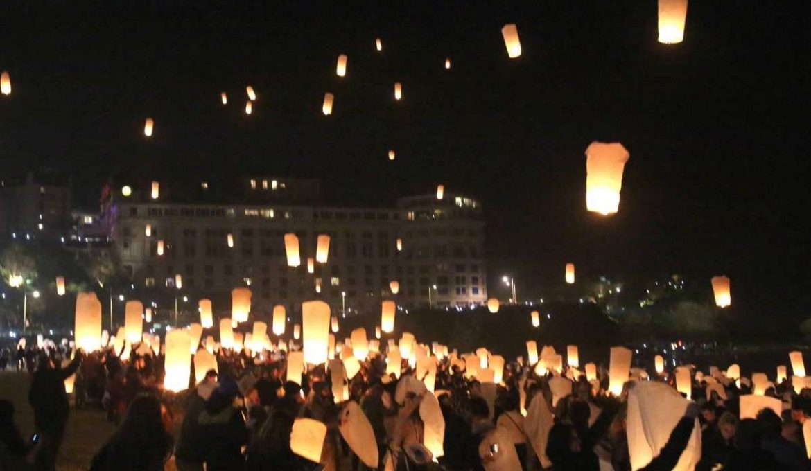 Un magnifique lâcher de lanternes à Biarritz