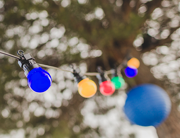 guirlande lumineuse multicolore avec boule papier bleue suspendues en exterieur