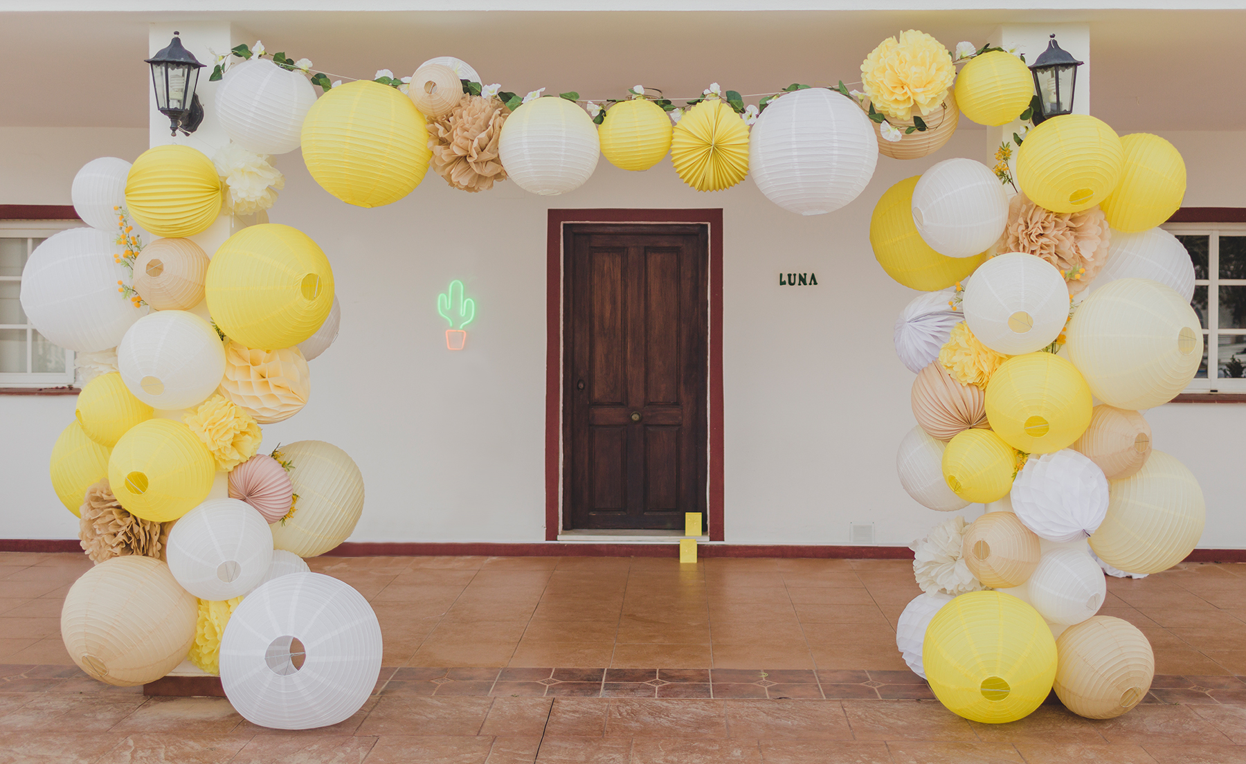 mariage jaune deco lampion arche