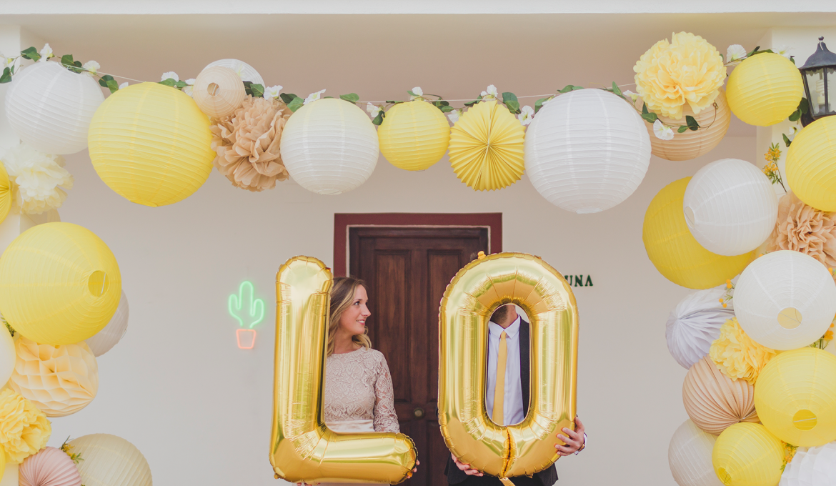 Décoration de mariage jaune : misez sur la cascade de lampions acidulée