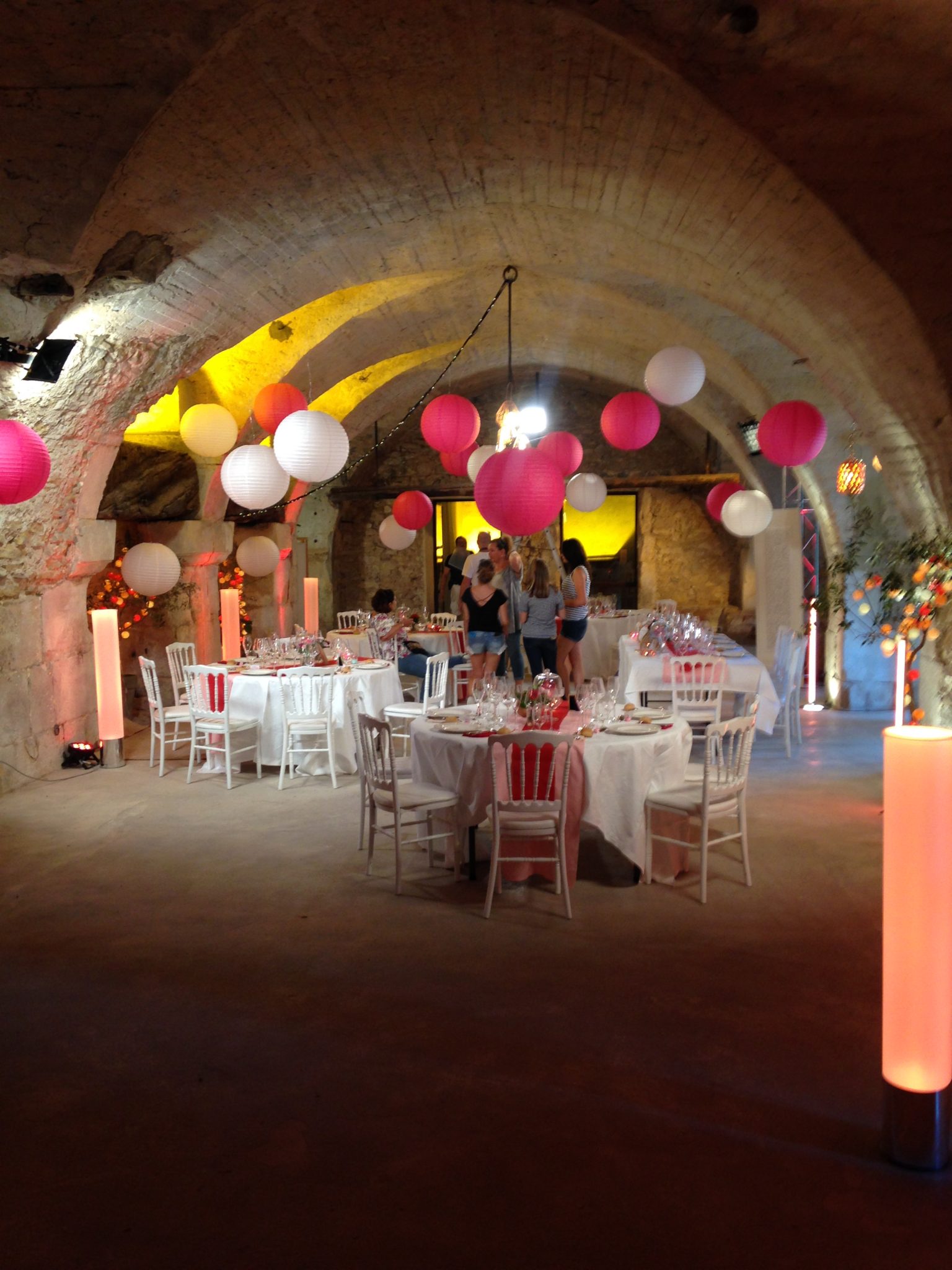 décoration salle mariage mariés au premier regard lampion lanterne rose blanc