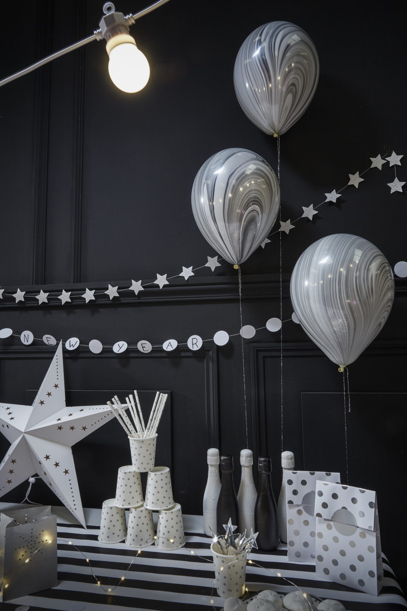 bonne année 2018 tendances décoration fête nouvel an noir et blanc saint sylvestre réveillon 31 décembre