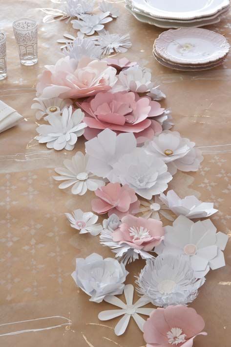 fleurs papier table chemin centre mariage