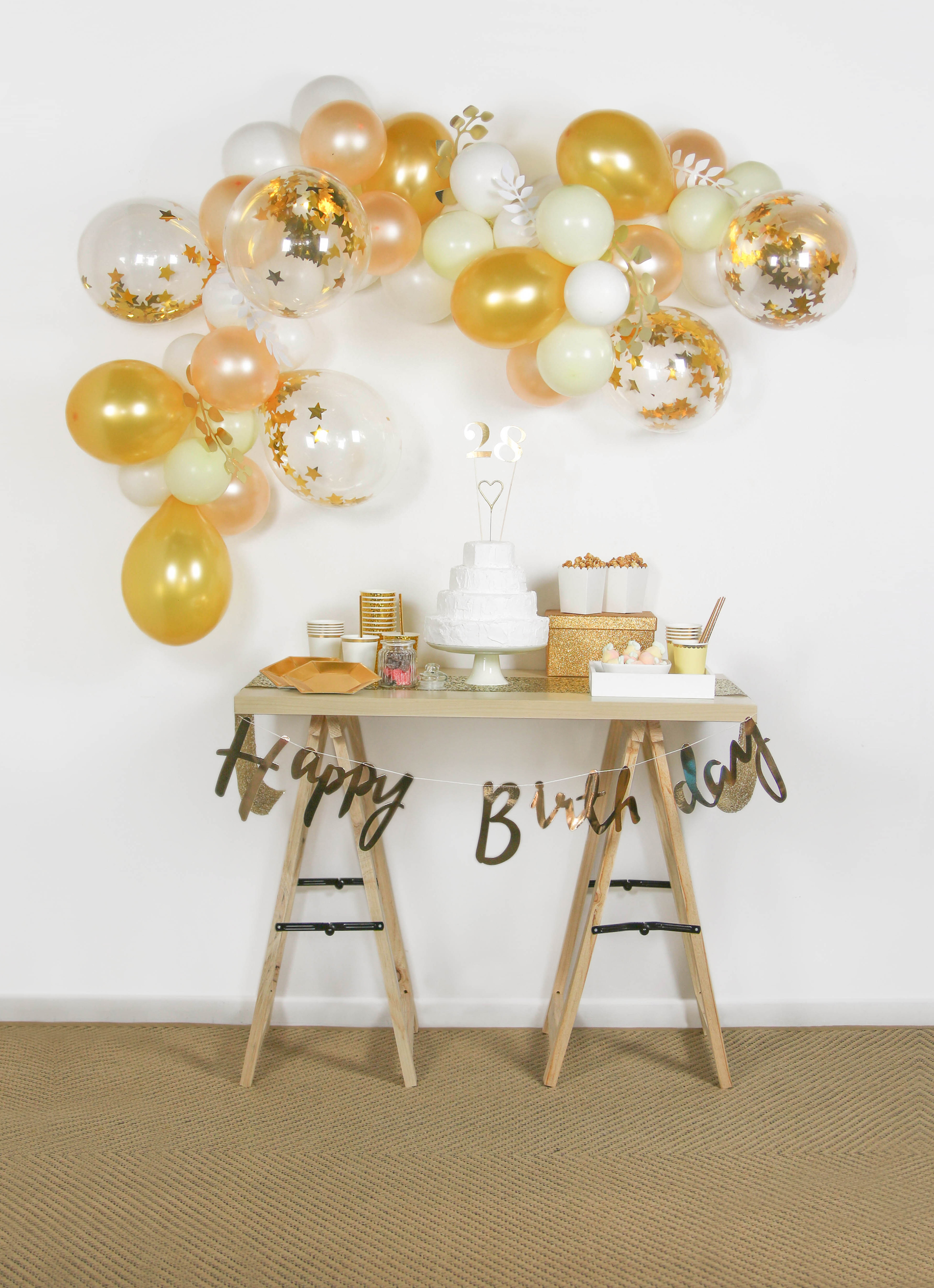 Réaliser une grappe de ballons doré et blanc pour anniversaire et fête