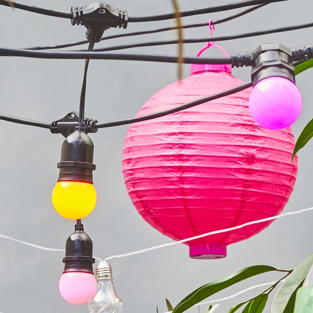 guirlande guinguette multicolore et lampion led pour evenement exterieur mariage jardin