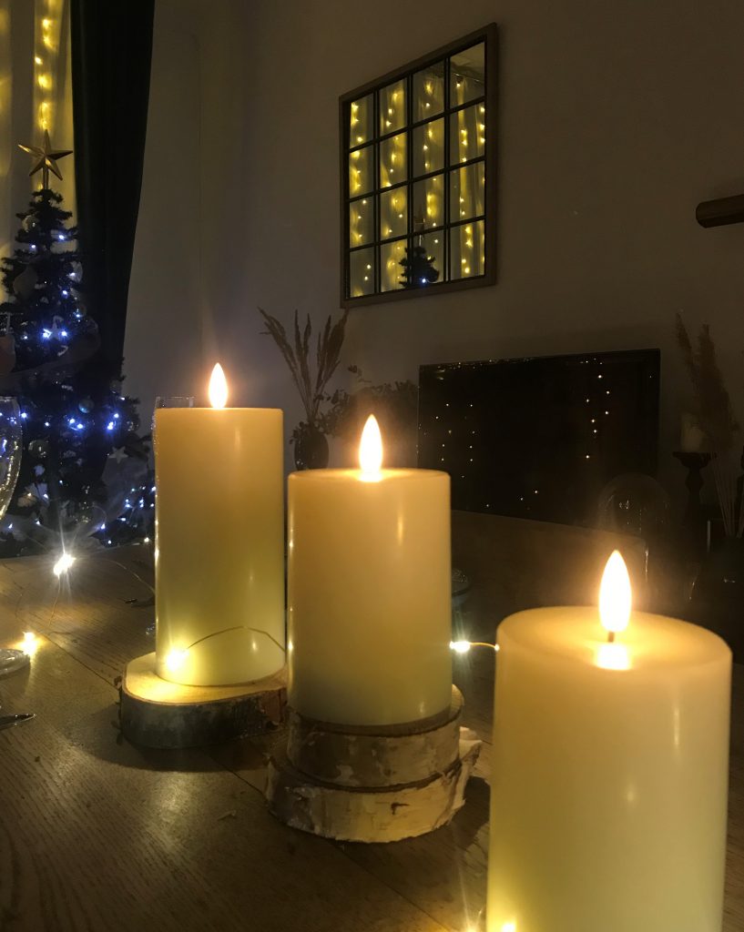 inspiration table de noel avec des bougies et des rondins en bois