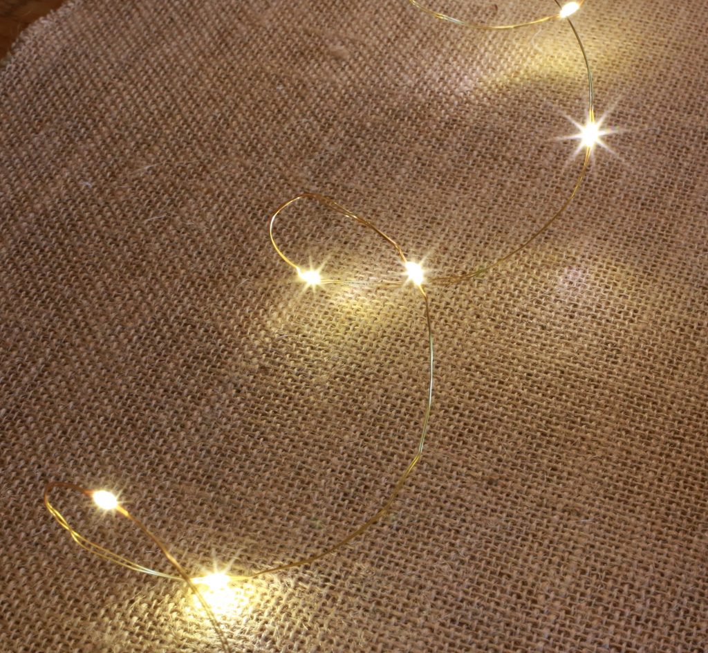 fine guirlande lumineuse micro led et chemin de table en toile de jute pour table de noel 