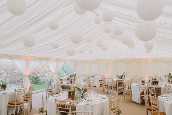 décoration d'un barnum de mariage