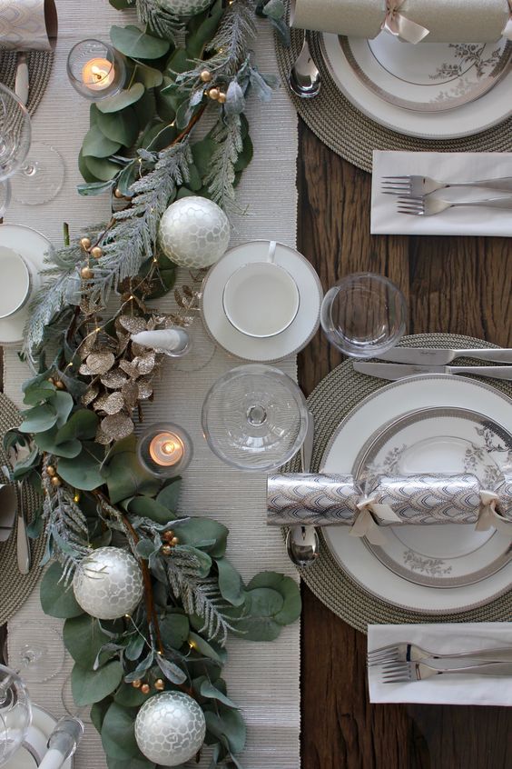 idee decoration table de noel 2021 avec nappe blanche et bougies sous le thème hivernal