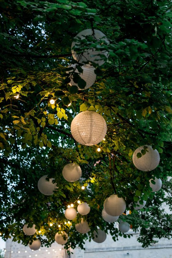 idee decoration table mariage en extérieur avec boule papier et boule japonaise