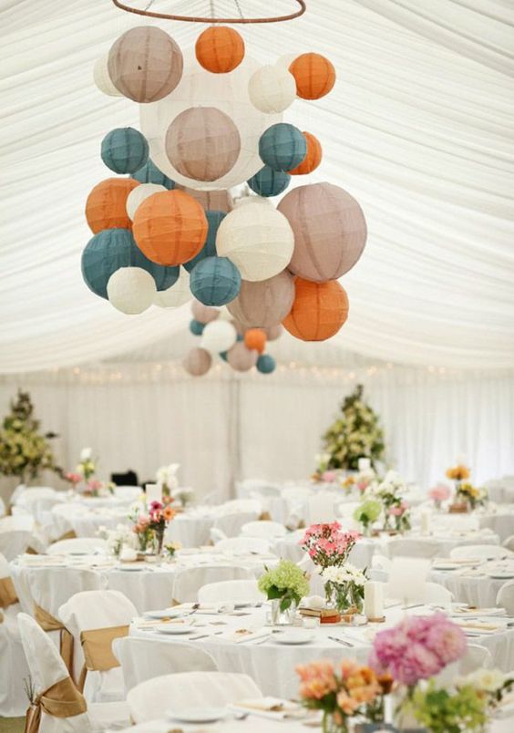 idee decoration mariage boules papier colorées sous une tonnelle de jardin pliable