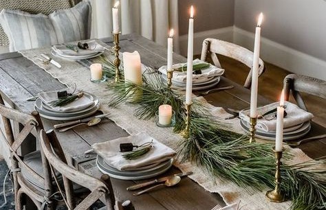 Décoration De Noël Avec Bougie Rouge Sur La Table En Bois. Noël