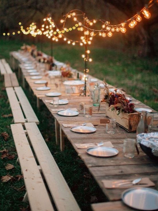 green wedding mariage en plein air avec guirlande guinguette table en bois