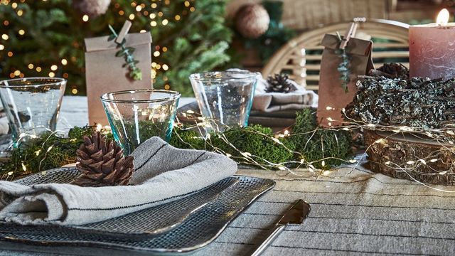 idées décoration table de Noël 2021 thème nature et chic avec guirlande lumineuse