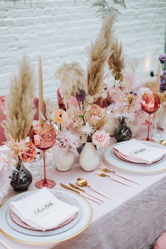 table mariage avec chemin de table en fleurs séchées, herbe de la pampa, fleurs en papier pour mariage rose nude