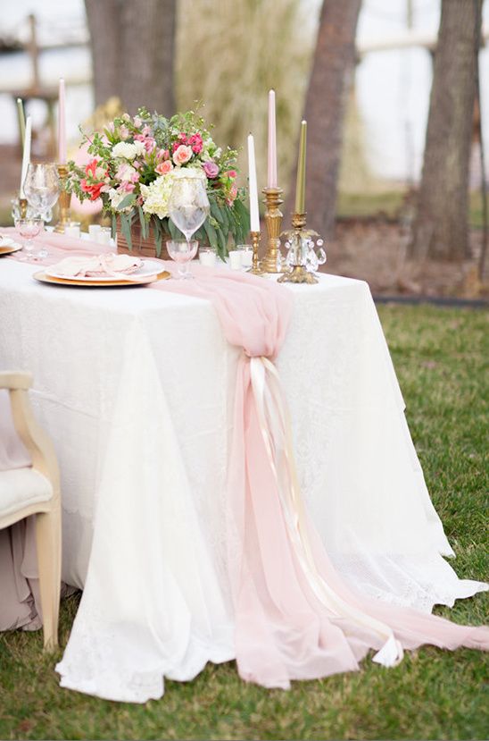 table decoration mariage avec chemin de table rose satiné, chandelles pour mariage nude
