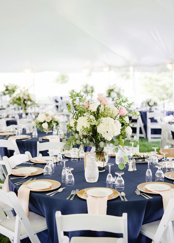 idee decoration mariage navy blue dans une tente de reception blanche