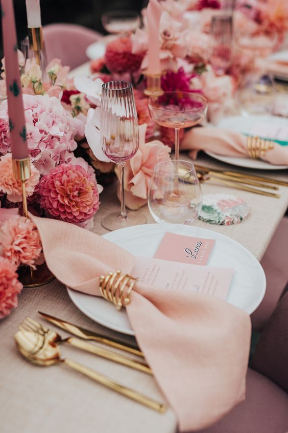 decoration de table mariage avec chemin de table en fleurs séchées, herbe de la pampa, fleurs en papier pour mariage rose nude