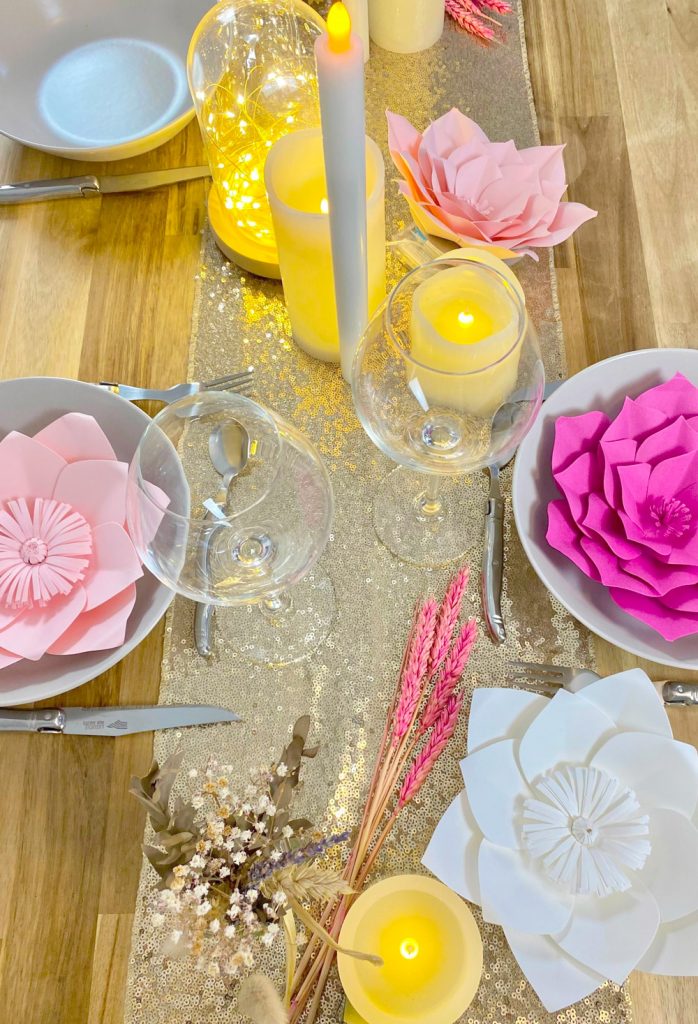 table decoration mariage avec chemin de table sequin et fleurs séchées, herbe de la pampa, fleurs en papier pour mariage rose