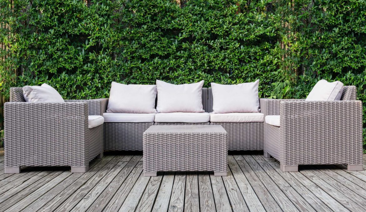 Comment nettoyer les coussins d’un salon de jardin ?