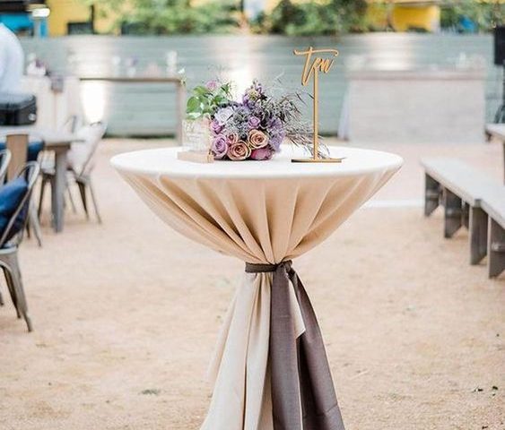 une table ronde avec déco de mariage