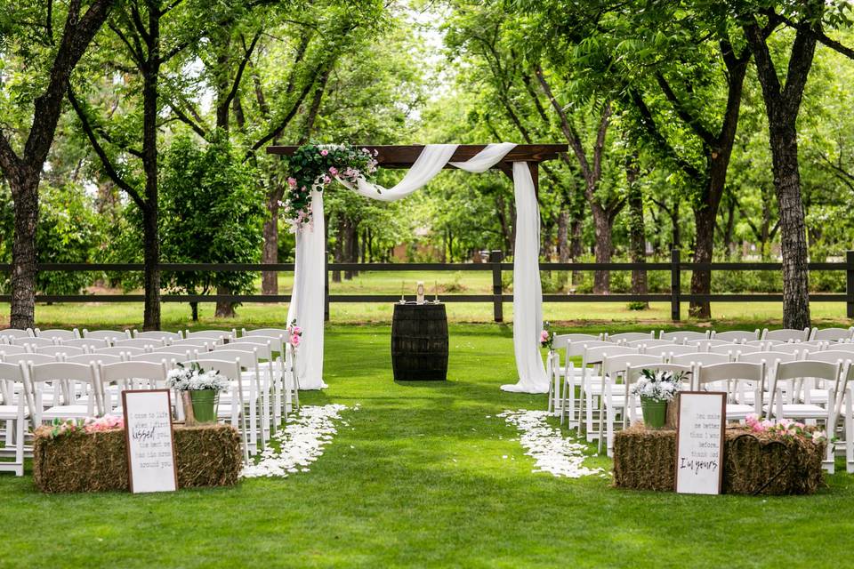 Comment décorer une arche pour un mariage champetre?