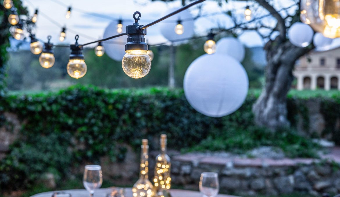 Quelques arches pour une décoration de mariage en exterieur