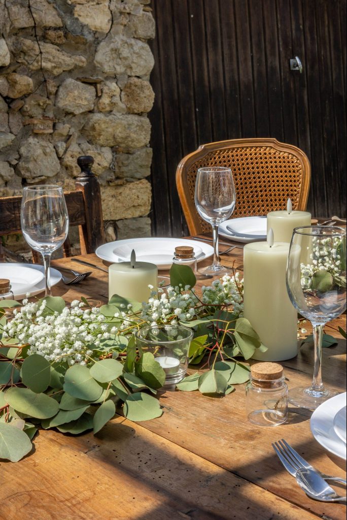 une table de mariage décorée dans un cadre champêtre