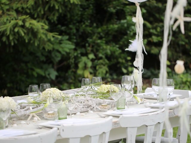 une déco de mariage dans un jardin