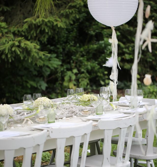 une déco de mariage dans un jardin