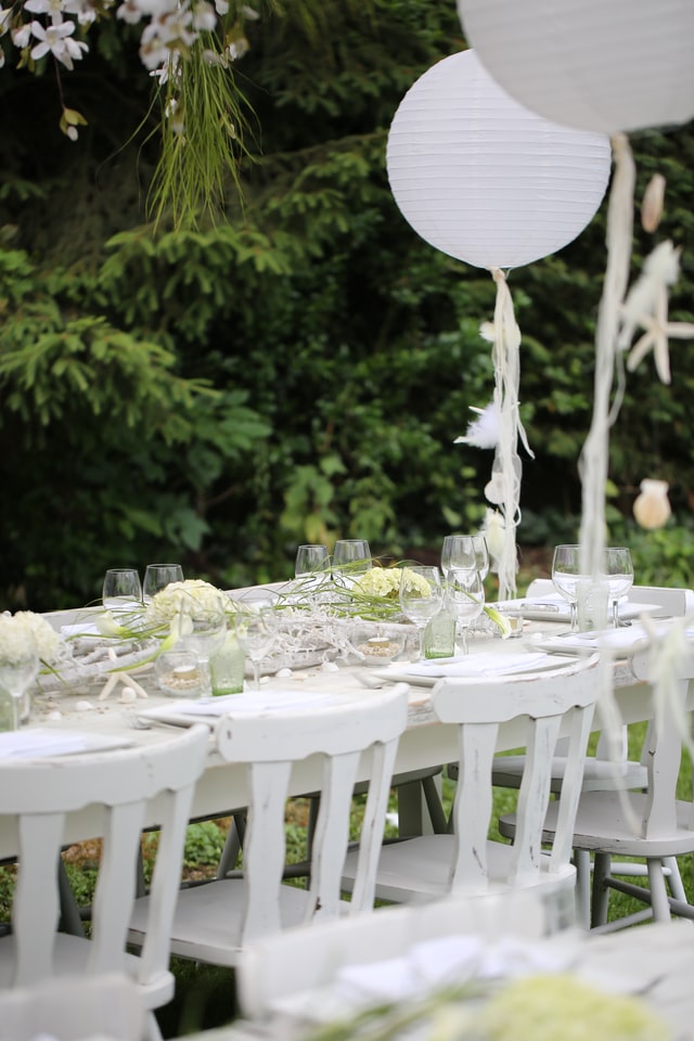 une déco de mariage dans un jardin