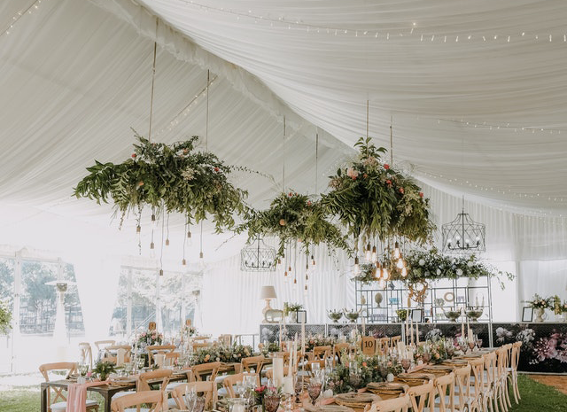 décoration d'un barnum ou tente de réception pour un mariage