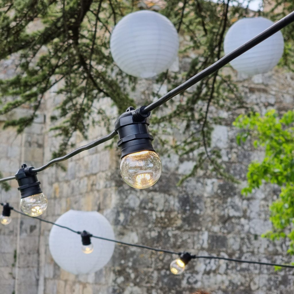 guirlande lumineuse pour un mariage ambiance guinguette