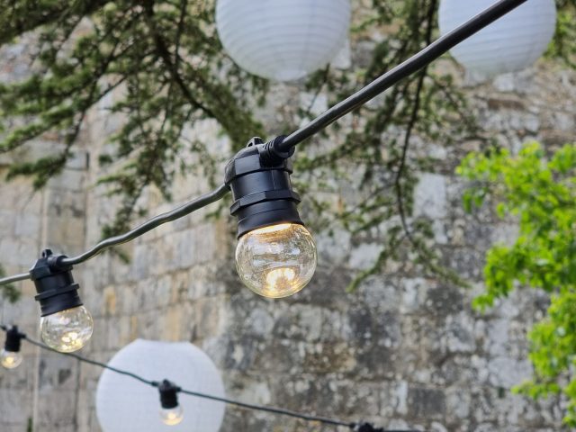 guirlande lumineuse pour un mariage ambiance guinguette