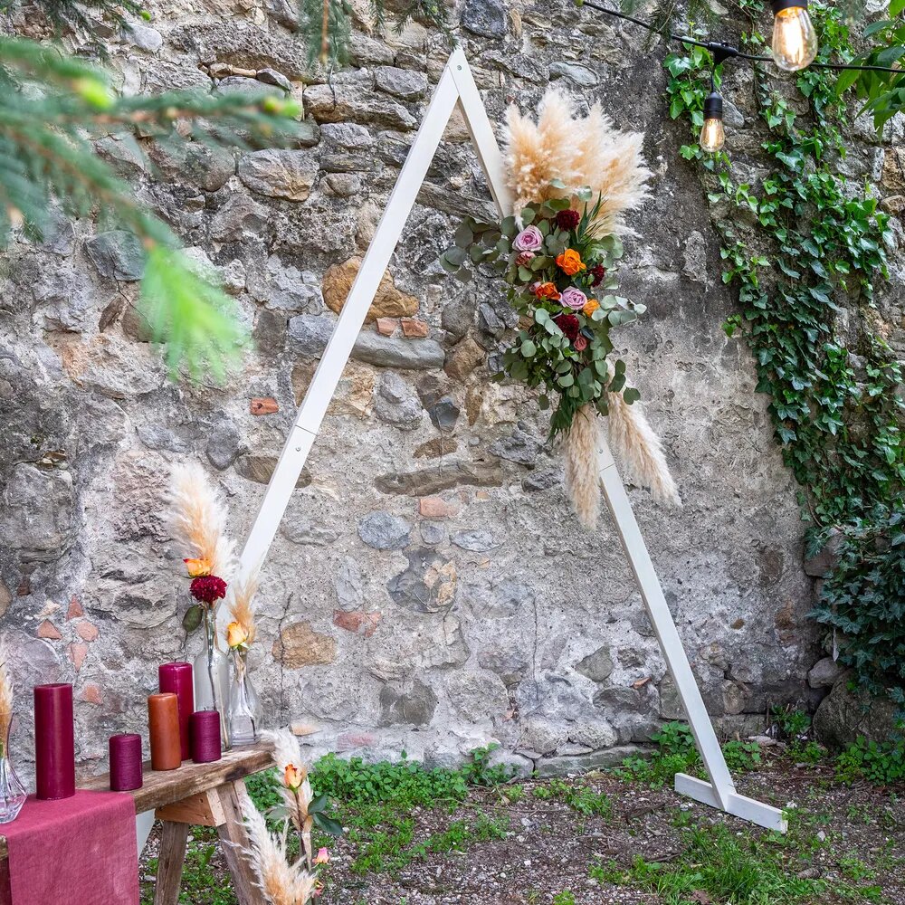 arche mariage exterieur en bois triangulaire