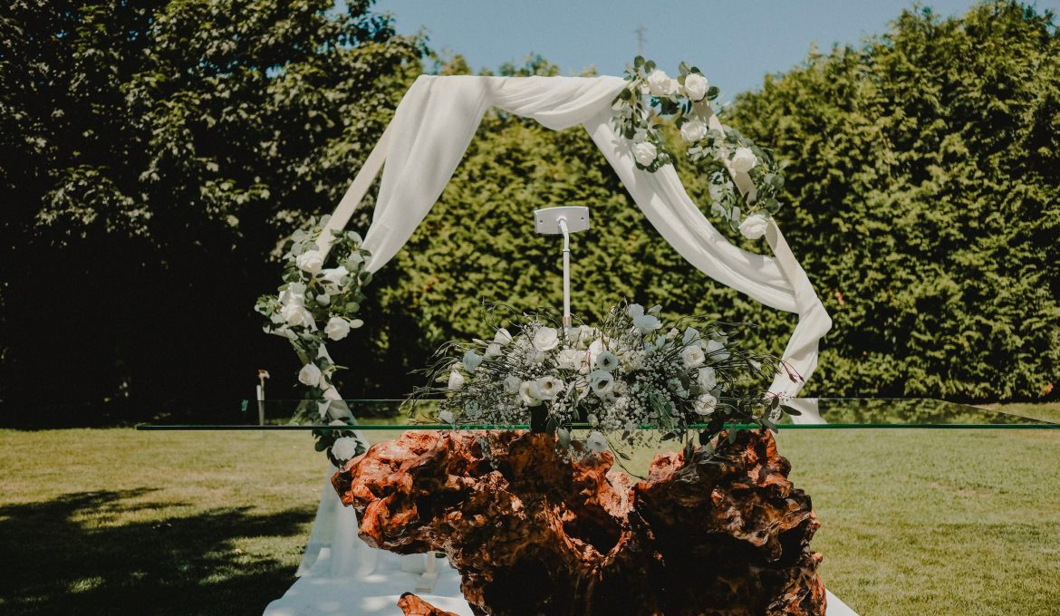 Arche de Mariage en Bois : Fleur et Décoration de Cérémonie Laïque !