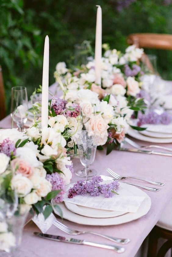 tendance decoration table mariage 2023 violet