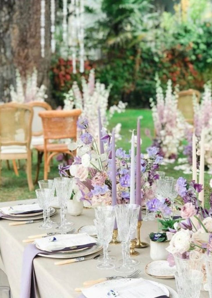 Table de mariage sur les nuances de Violet - Blog de déco d'évènement