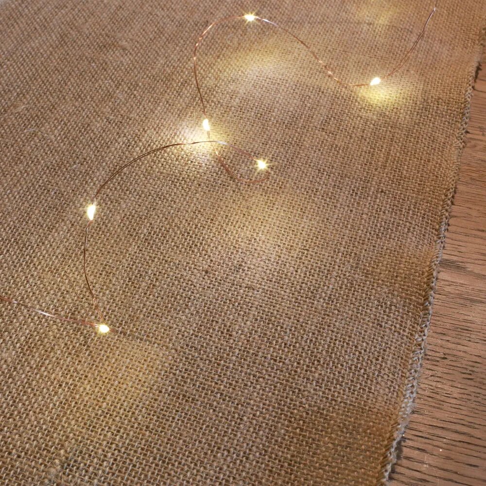 guirlande micro led sur chemin de table en toile de jute pour decoration beaujolais nouveau