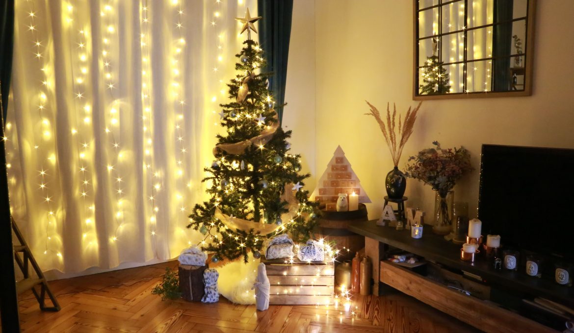 Comment installer une guirlande lumineuse sur un sapin ? –