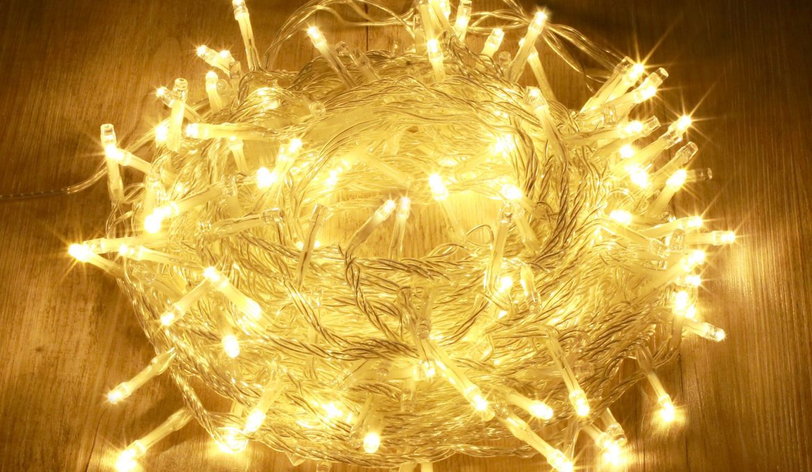 Quelle guirlande Micro LED choisir : Cuivre, Solaire ou Secteur ?