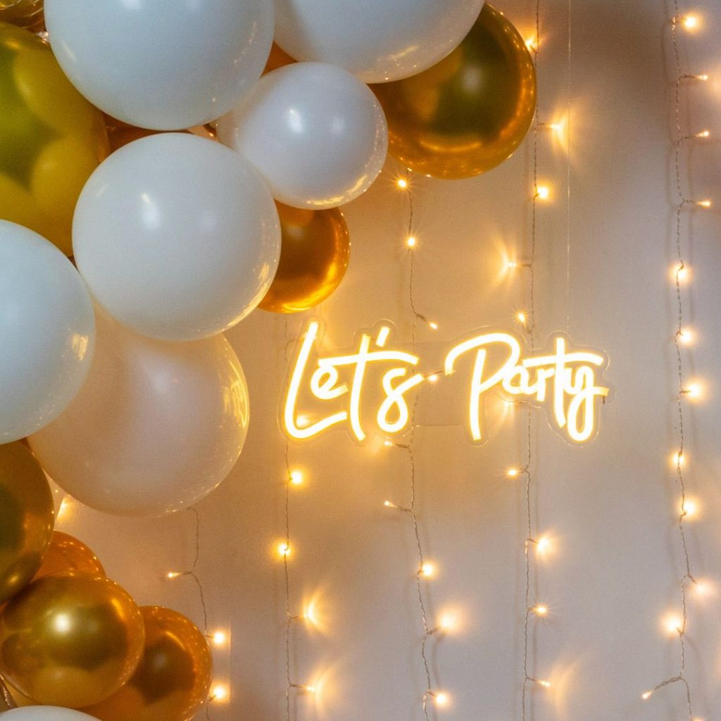 arche de ballon avec néon let's party et rideau lumineux