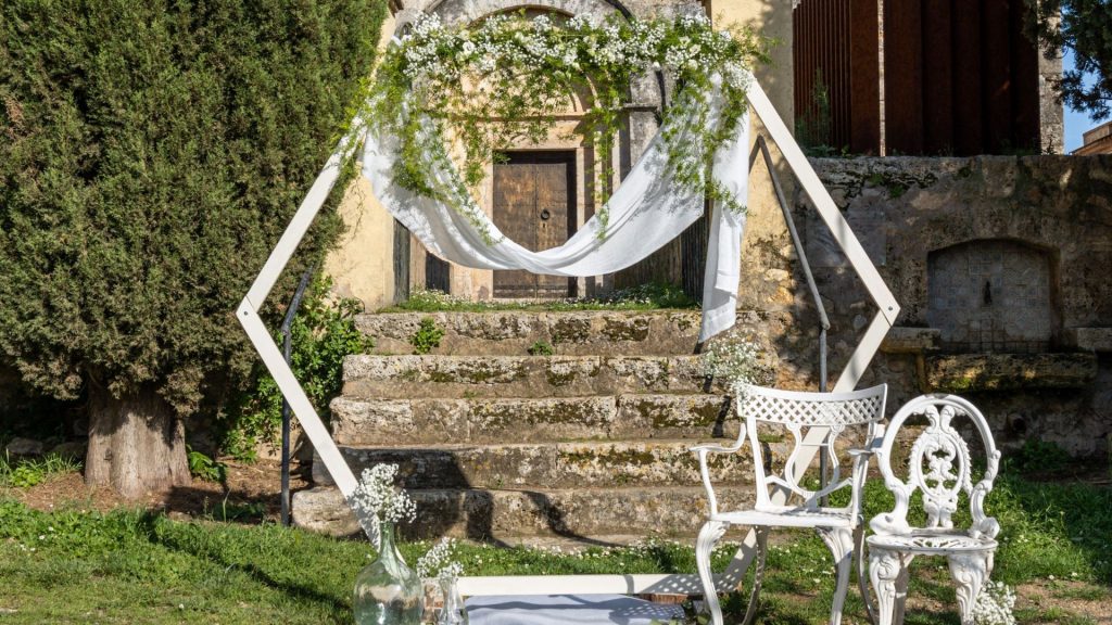 une arche d'entrée de mariage de type bohème