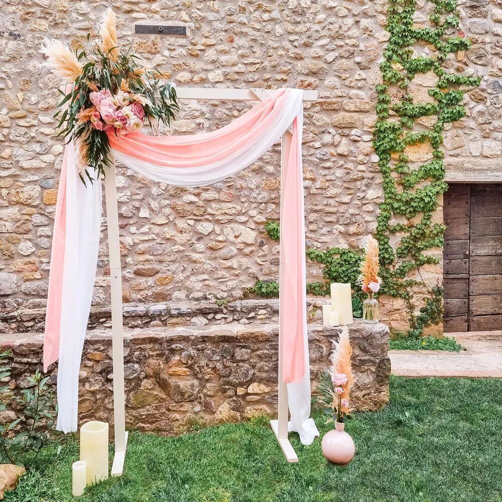 une arche de mariage avec des fleurs