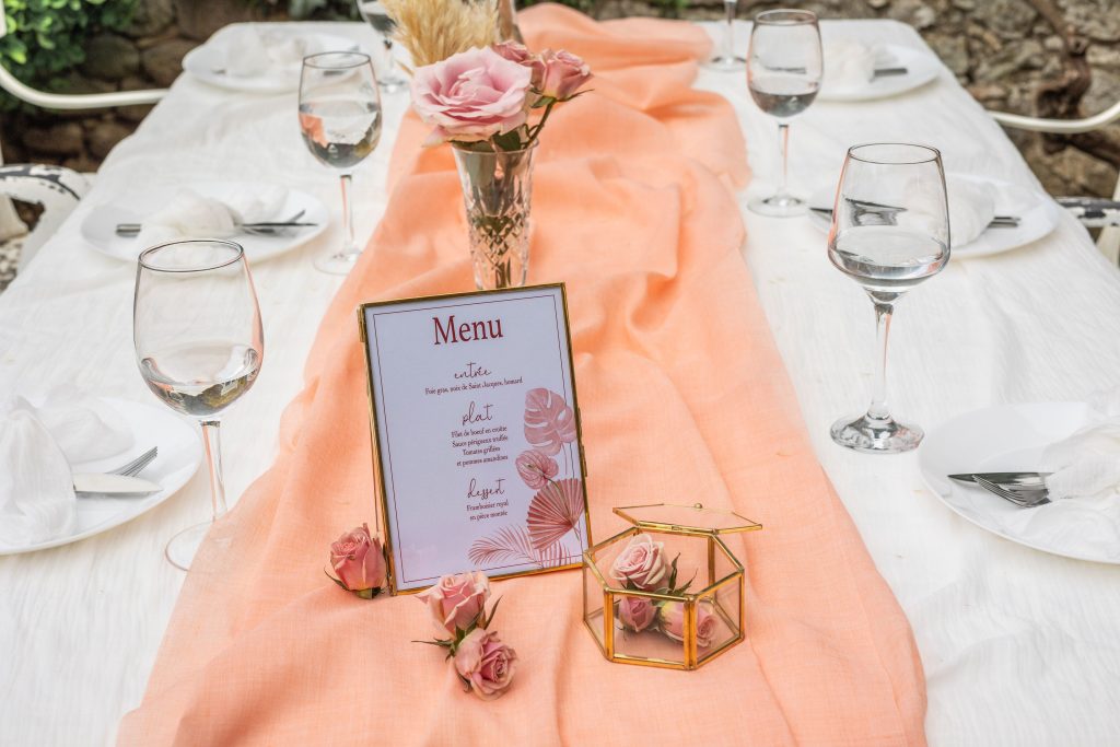 décoration table mariage avec chemin de table mousseline rose