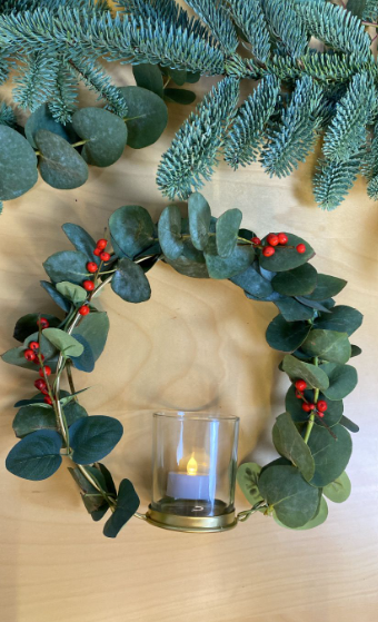 faire soi même couronne de noel vegetale avec eucalyptus et baies rouges