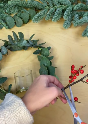 couronne de noel vegetale avec eucalyptus et branches de baies rouges