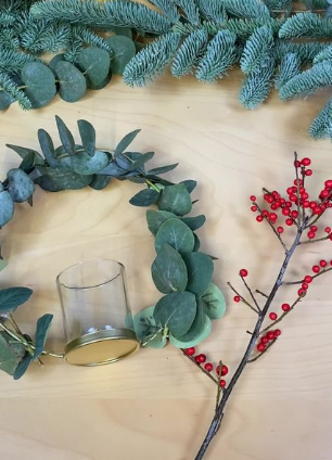 couronne de noel vegetale avec eucalyptus et baies rouges